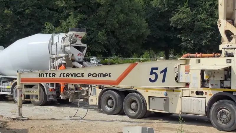 Pompe à béton sur le chantier, 15 juillet 2026
