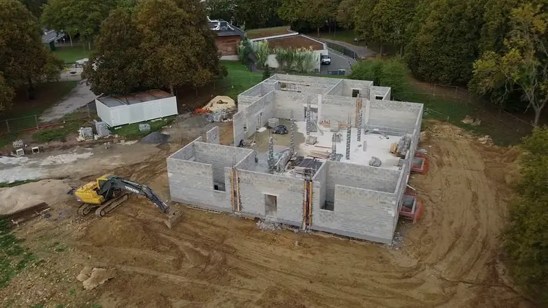 Maintenant : Le bâtiment s'élève
